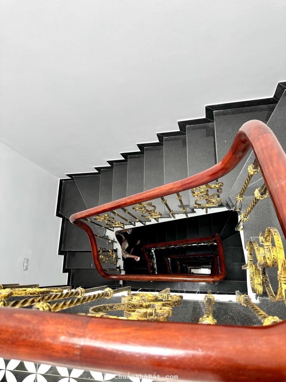 Bán nhà yên bái 4 tầng long lanh ở ngay 15M ô tô tránh hai bà trưng