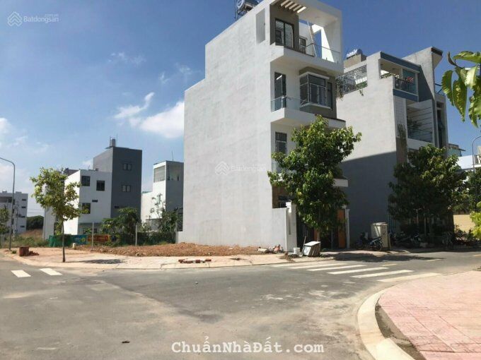 Đất tuyệt đẹp ngay đường Lê Hữu Kiều, Quận 2, DT 110m2, sổ hồng riêng, xây dựng ngay