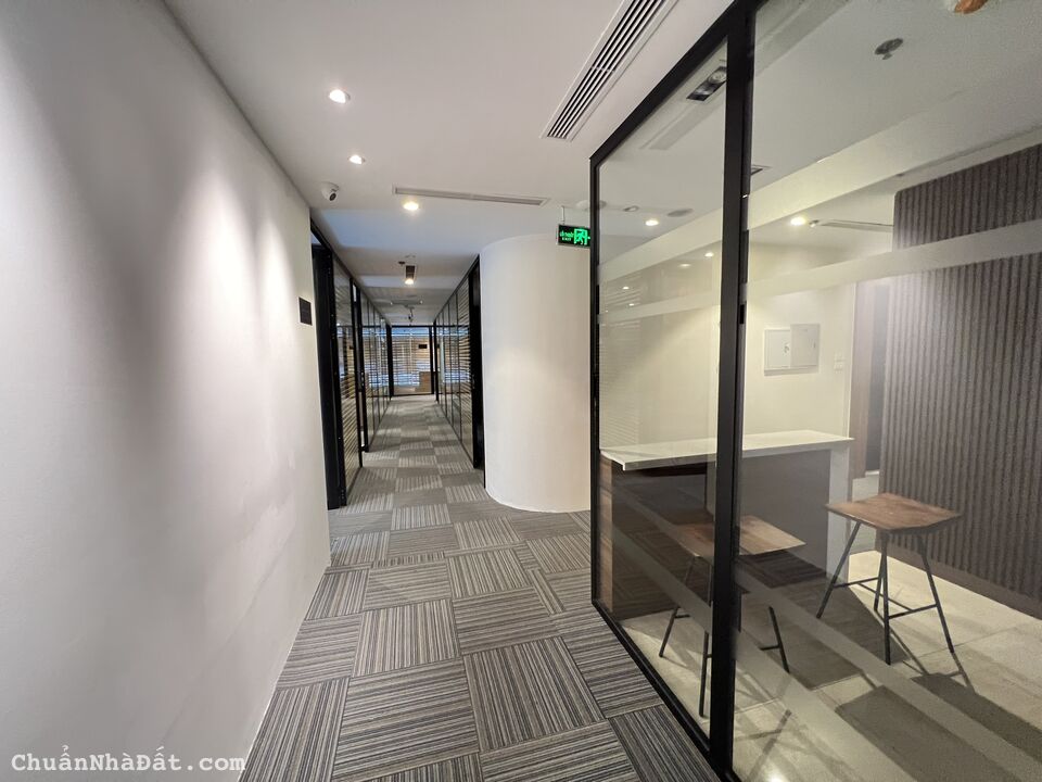 Cho thuê văn phòng, showroom DT 150-450m2 quận Cầu Giấy có sẵn nội thất- AZ Lâm Viên Complex