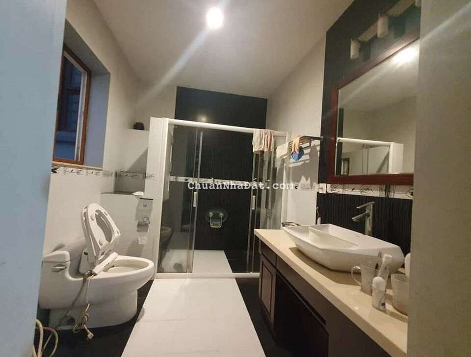 Anh Tiến bán gấp nhà liền kề 6B Làng việt kiều Châu Âu, MT 8m, 96m2 chỉ 13.68 tỷ. Lh 0989.62.6116