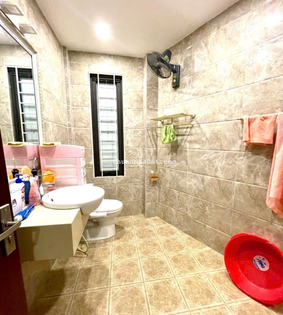 Lô GÓC 1 nhà ra phố Triều Khúc, VF3 đỗ cửa 50m2 chỉ 8.18 tỷ. LH 0989.62.6116