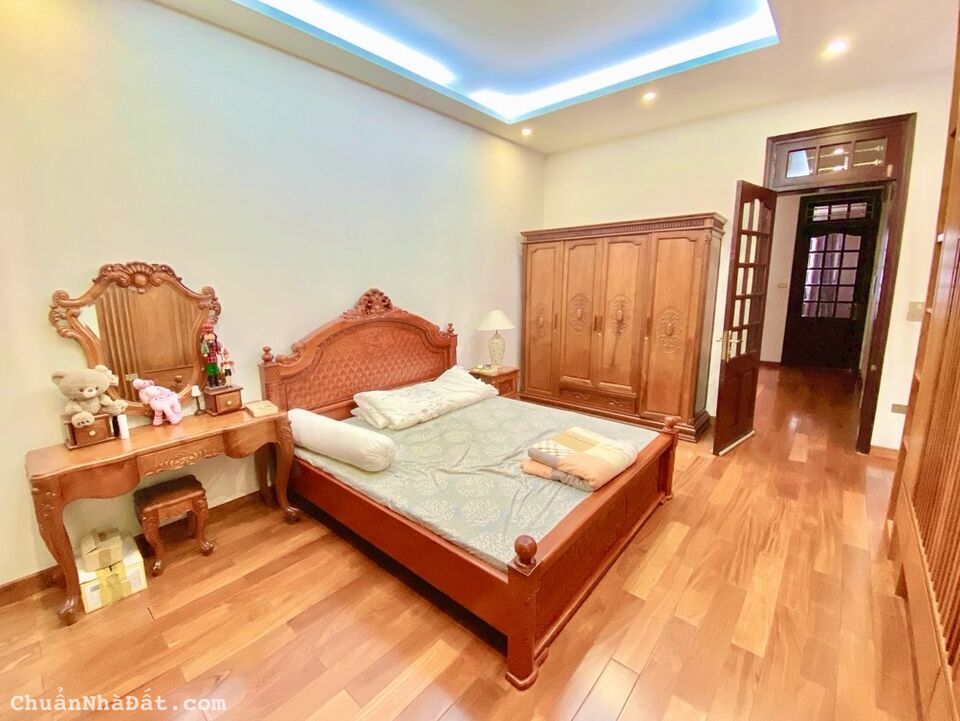 Tôi bán nhà mặt phố Chu Huy Mân gần Vinhomes RiverSide, kd đỉnh, MT rộng 95m2 chỉ 23.4 tỷ.