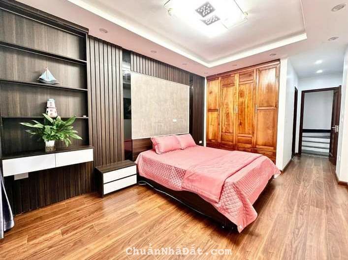 Cực hiếm. Mặt phố Nguyễn Khuyến sầm uất gần phố Lê Duẩn 33m2 chỉ 13.38 tỷ. LH 0989.62.6116