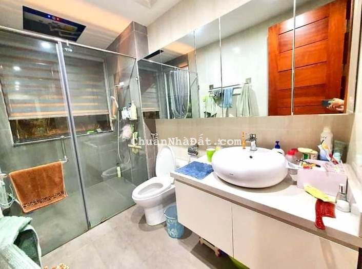 Tôi bán nhà mặt phố Phạm Văn Đồng sầm uất gần phố Hoàng Quốc Việt 30m2 chỉ 11.38 tỷ. 0989626116