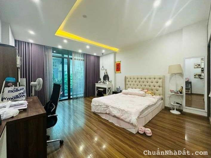 Tôi bán nhà mặt phố Phạm Văn Đồng sầm uất gần siêu thị Metro 200m2 chỉ 32.3 tỷ. LH 0989.62.6116