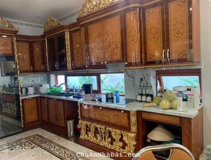 Tôi bán nhà mặt phố Phạm Văn Đồng sầm uất gần siêu thị Metro 200m2 chỉ 32.3 tỷ. LH 0989.62.6116