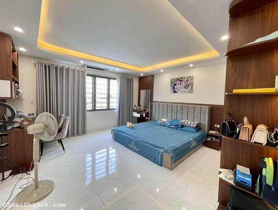 Tôi bán nhà mặt phố Tây Sơn sầm uất gần phố Thái Hà 200m2 chỉ 38.9 tỷ. LH 0989.62.6116