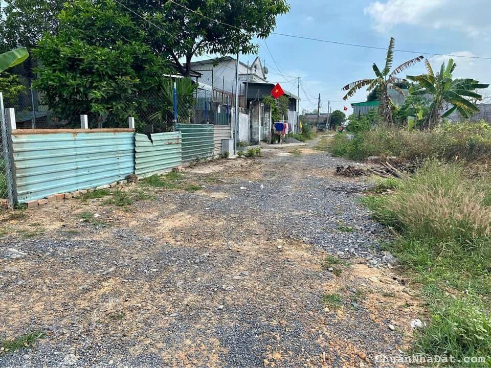 Cần bán gấp 250m2 Đất KP2, Phường Hưng Long, Tx.Chơn Thành. Giá rẻ 400tr.