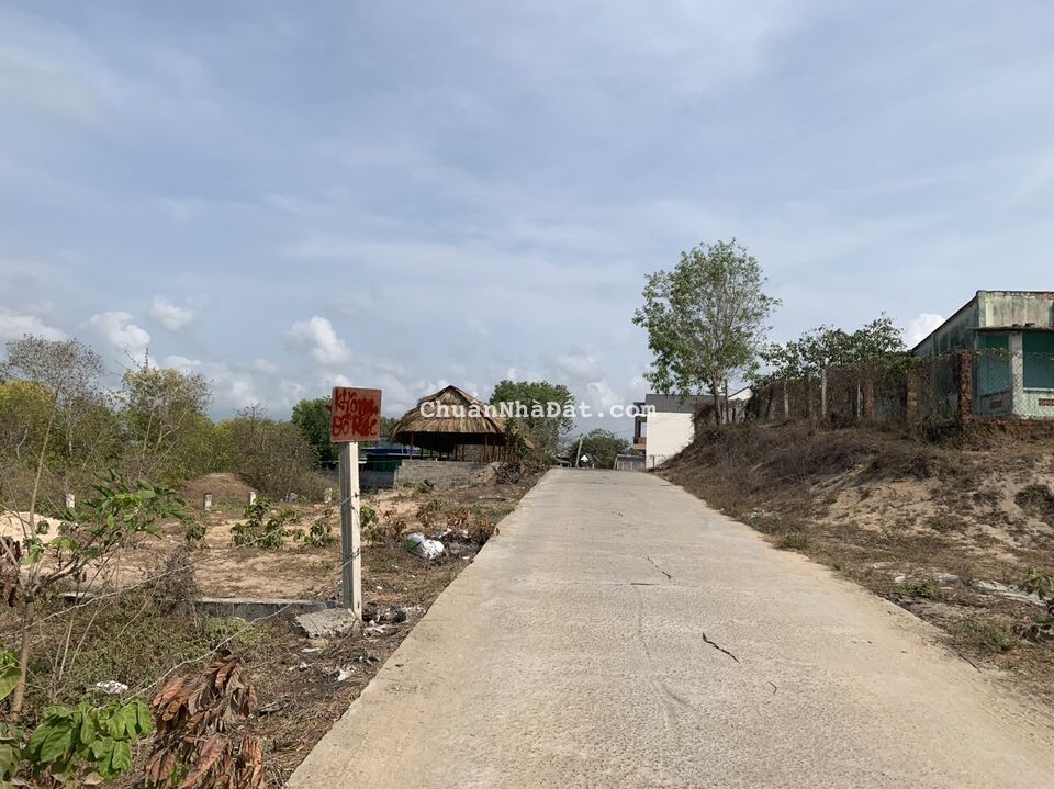 Mặt tiền Nguyễn Trung Trực 20x25m,có 185m ODT, cách biển LaGi 100m Mặt tiền Nguyễn Trung Trực 20x25m,có 185m ODT, cách biển LaGi 100m