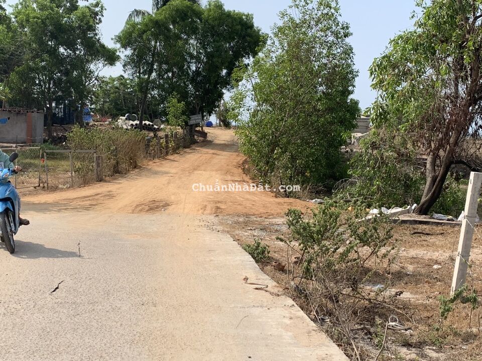 Mặt tiền Nguyễn Trung Trực 20x25m,có 185m ODT, cách biển LaGi 100m Mặt tiền Nguyễn Trung Trực 20x25m,có 185m ODT, cách biển LaGi 100m