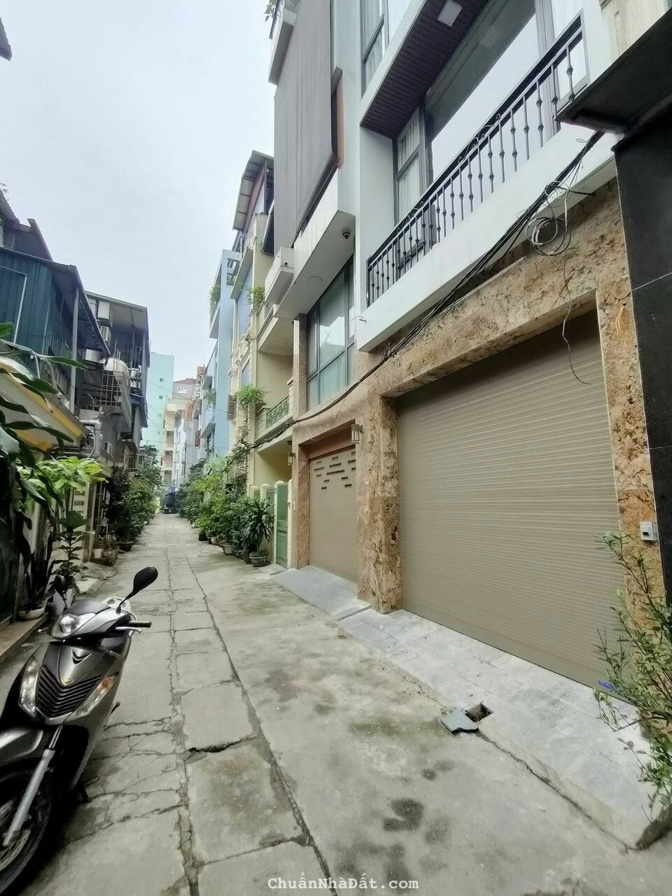 Bán nhà mới ô tô vào nhà 4 tầng 53m2 phố Vũ Thạnh giá 11 tỷ. LH 0912442669