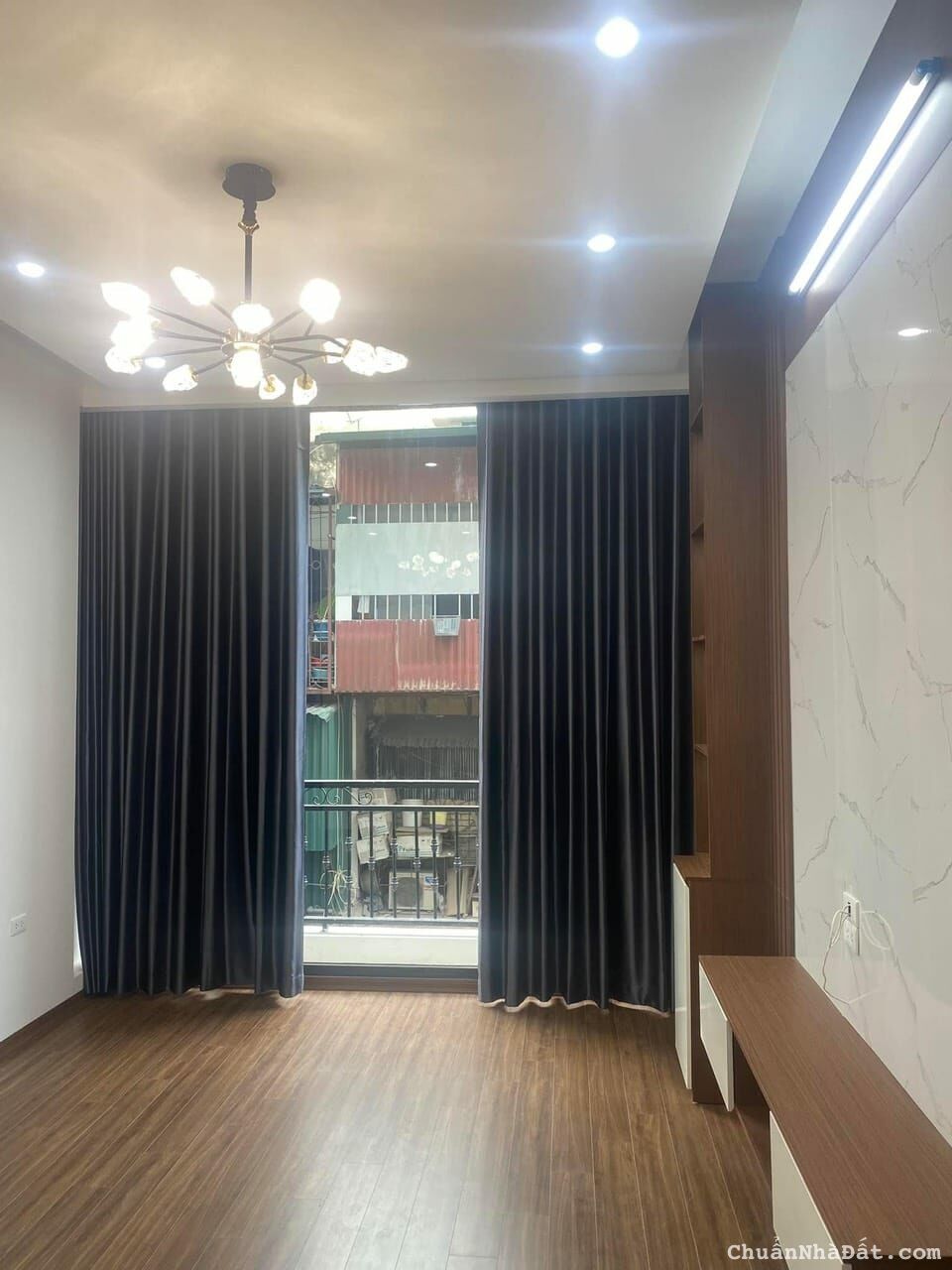 Bán nhà mới ô tô vào nhà 4 tầng 53m2 phố Vũ Thạnh giá 11 tỷ. LH 0912442669