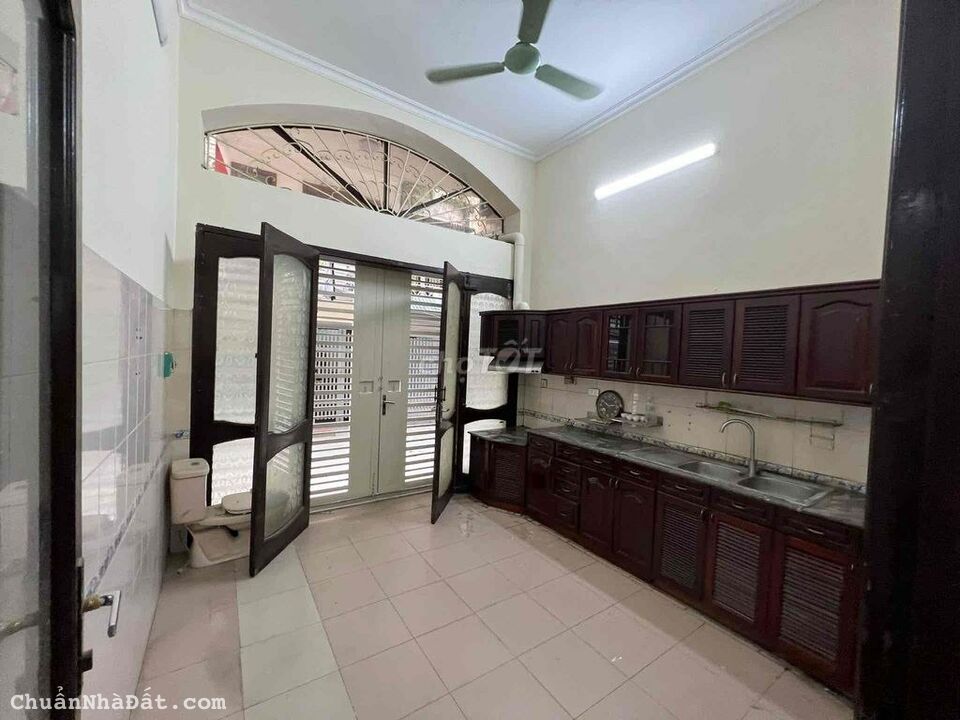 Cho thuê nhà Phố Phương Mai, DT 45m2 x 4T, MT 4m, nội thất cơ bản, ô tô đỗ cửa. Giá 18tr/ tháng Cho thuê nhà Phố Phương Mai, DT 45m2 x 4T, MT 4m, nội thất cơ bản, ô tô đỗ cửa. Giá 18tr/ tháng