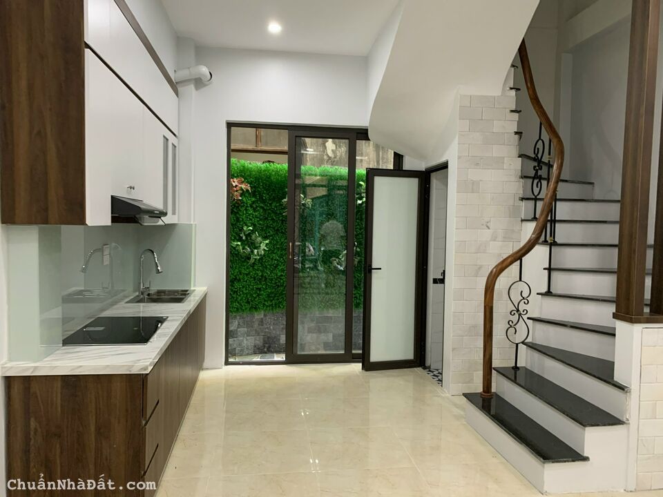 Cho thuê nhà Đường Tứ Liên, DT 43m2 x 5T, nội thất cơ bản, ô tô đỗ gần. Giá 16 tr/tháng Cho thuê nhà Đường Tứ Liên, DT 43m2 x 5T, nội thất cơ bản, ô tô đỗ gần. Giá 16 tr/tháng