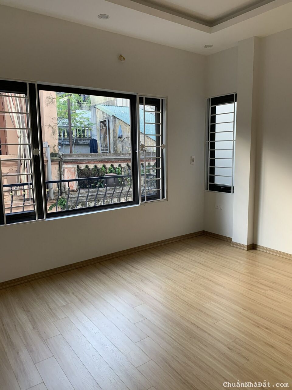 Cho thuê nhà Đường Tứ Liên, DT 43m2 x 5T, nội thất cơ bản, ô tô đỗ gần. Giá 16 tr/tháng Cho thuê nhà Đường Tứ Liên, DT 43m2 x 5T, nội thất cơ bản, ô tô đỗ gần. Giá 16 tr/tháng