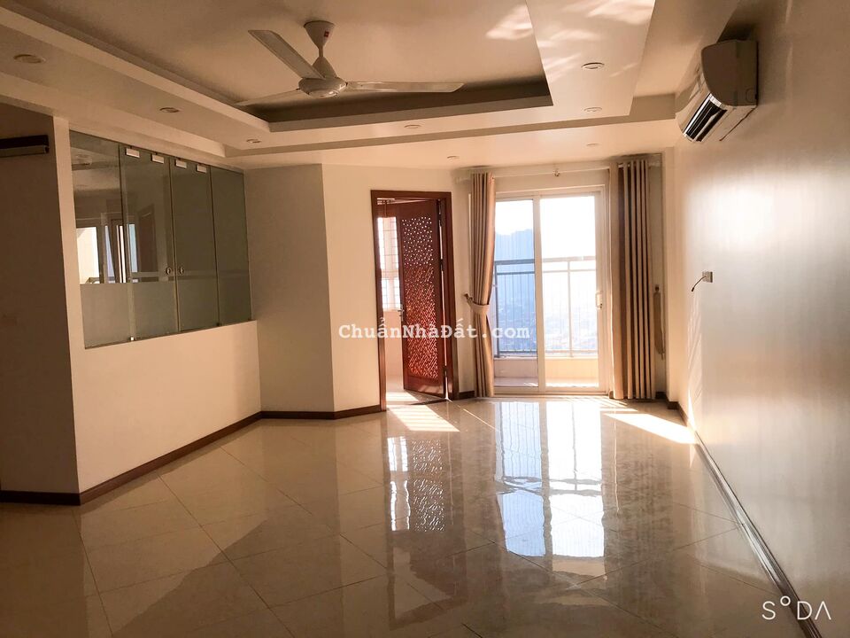 Cần bán rất gấp căn góc 3 ngủ đẹp lung linh trung tâm Cầu Giấy 130m2, tặng nội thất, view đẹp, 3.7 