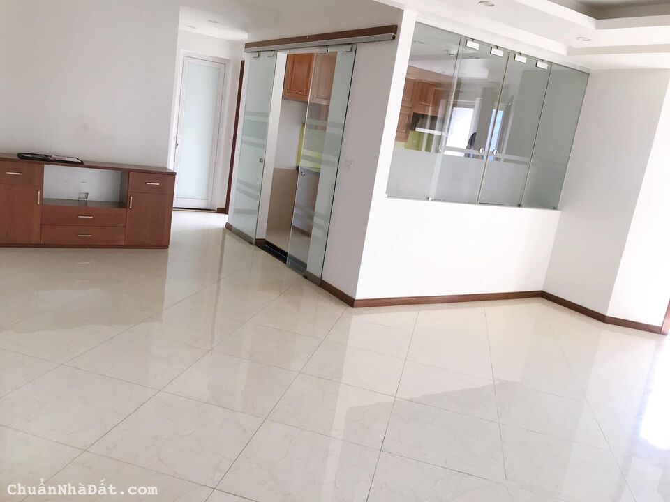 Cần bán rất gấp căn góc 3 ngủ đẹp lung linh trung tâm Cầu Giấy 130m2, tặng nội thất, view đẹp, 3.7 