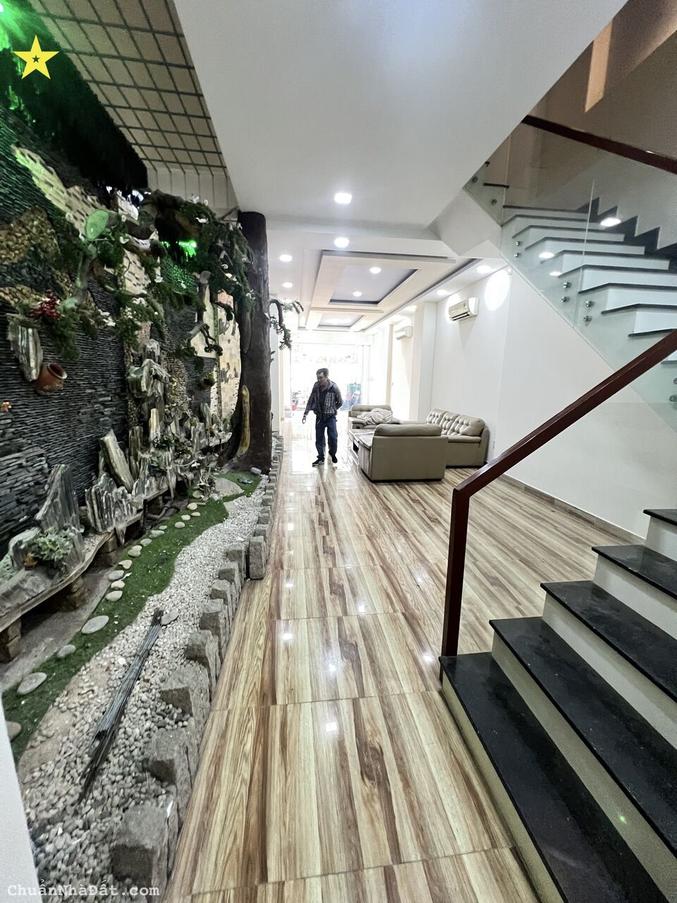 CHDV 2MT Hoàng Hoa Thám 4.5x25m, 10P, 1MB. Mới xây. Thang máy CHDV 2MT Hoàng Hoa Thám 4.5x25m, 10P, 1MB. Mới xây. Thang máy