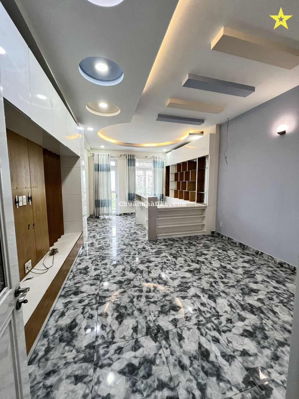 CHDV 2MT Hoàng Hoa Thám 4.5x25m, 10P, 1MB. Mới xây. Thang máy CHDV 2MT Hoàng Hoa Thám 4.5x25m, 10P, 1MB. Mới xây. Thang máy