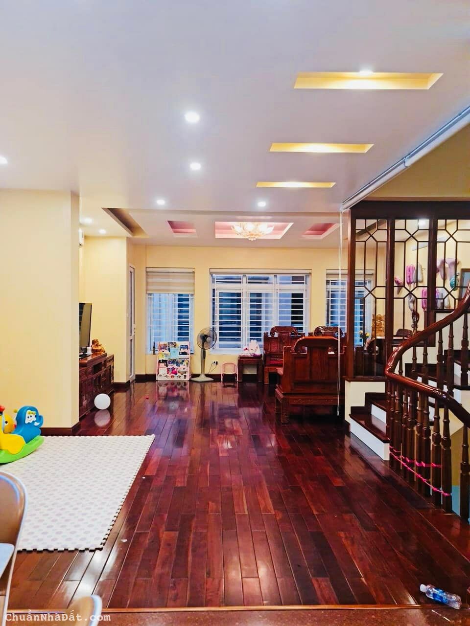 Bán tòa nhà 6 tầng ngõ Trung Kính, trước cửa 2 ô tô con tránh