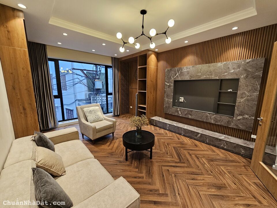 Bán Gấp Nhà 174 Bồ Đề, Long Biên, 40m2, 6 Tầng, Thang Máy, Full đồ, 30m ra phố