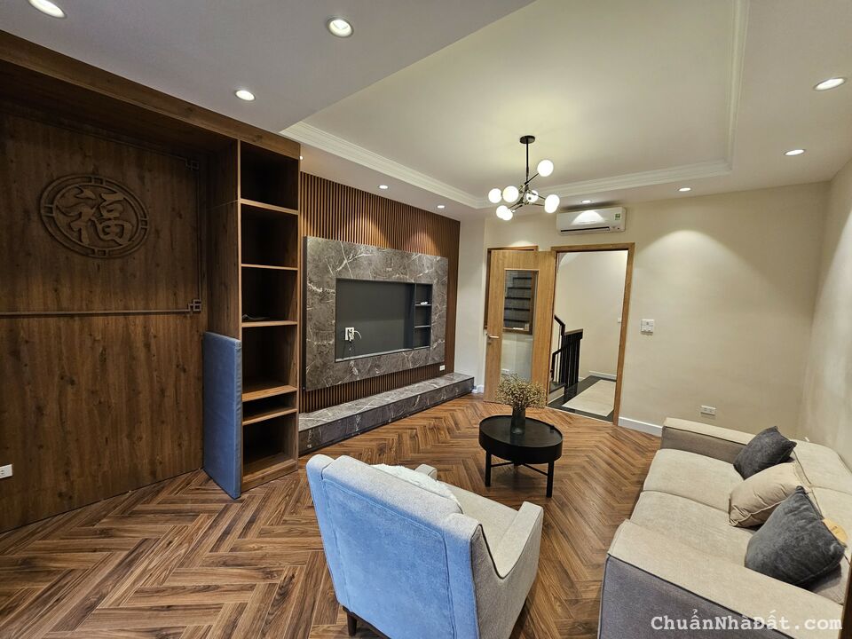 Bán Gấp Nhà 174 Bồ Đề, Long Biên, 40m2, 6 Tầng, Thang Máy, Full đồ, 30m ra phố