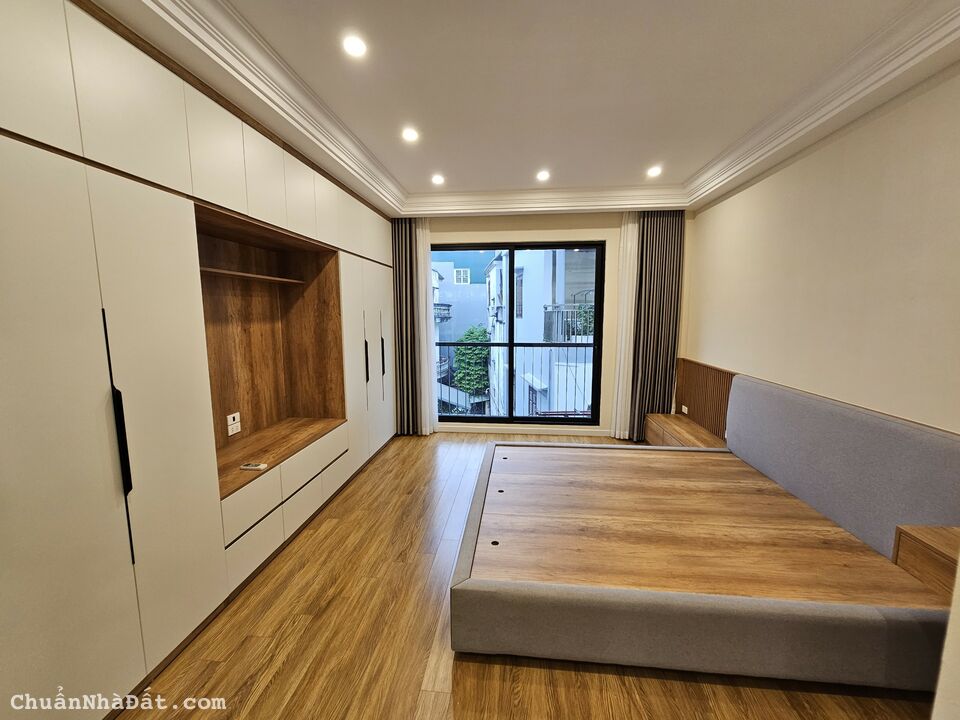 Bán Gấp Nhà 174 Bồ Đề, Long Biên, 40m2, 6 Tầng, Thang Máy, Full đồ, 30m ra phố