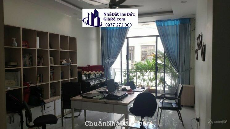 Cho thuê nhà nguyên căn rộng, thoáng mát, full nội thất, 1 trệt+2 lầu+tum, sân đậu oto, hẻm ô tô 