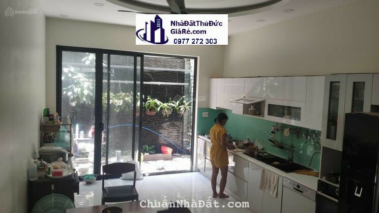 Cho thuê nhà nguyên căn rộng, thoáng mát, full nội thất, 1 trệt+2 lầu+tum, sân đậu oto, hẻm ô tô 