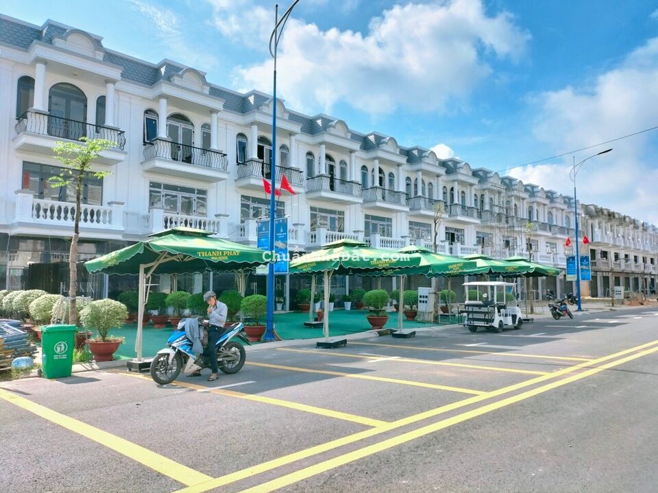 Nhà phố Bàu Bàng, xây dựng 1 trệt 2 lầu, Diện tích 219m2, chỉ thanh toán 1,1 tỷ sở hữu ngay