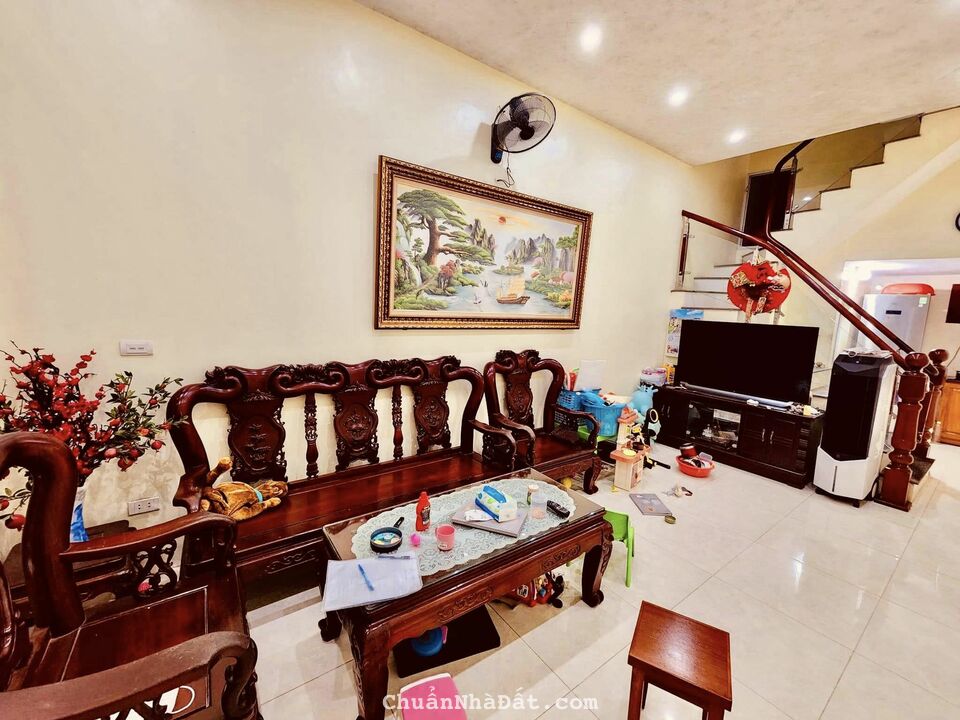 Bán gấp nhà ngõ 1194 đường Láng, ĐĐ, ô tô 4 chỗ đỗ cửa, DT 40 m2 x 4 tầng, Giá 4,4 tỷ