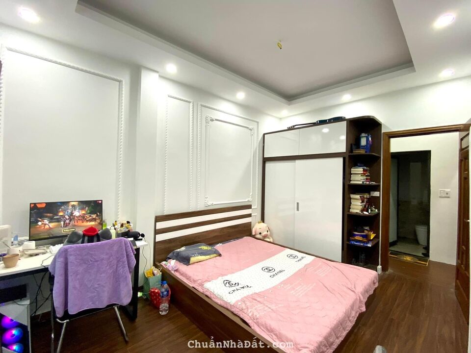 Bán GẤP, nhà phố NGUYỄN CHÍ THANH, ĐĐ. CẠNH VINCOM, 7 CHỖ ĐỖ CỬA DT 40M, GIÁ CHỈ 5,6TỶ.