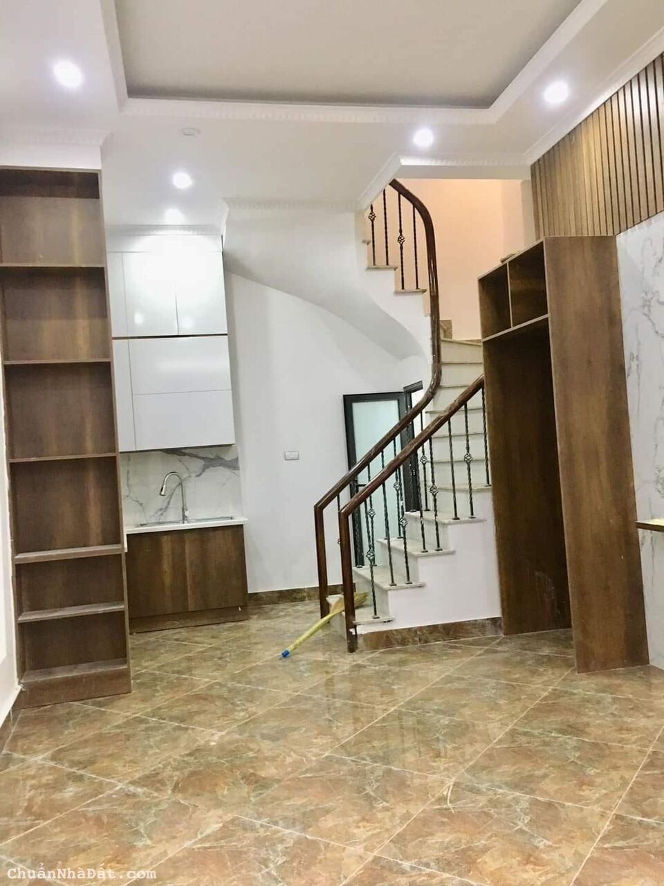 Gấp Gấp bán nhà ngõ Thịnh Quang, Nhà mới, trung tâm, DT 31m, MT 4n, Giá 3,6 tỷ.