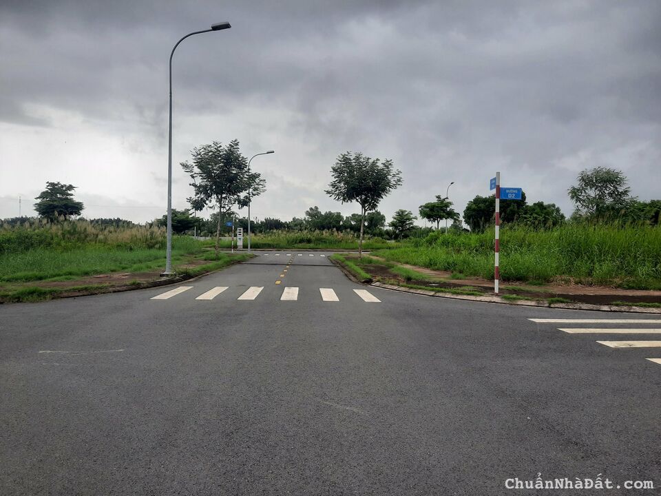 Chủ kẹt bán lô góc 2 mt đường lớn nền biệt thự 122m2kdc Sài Gòn RiverPark giá đầu tư