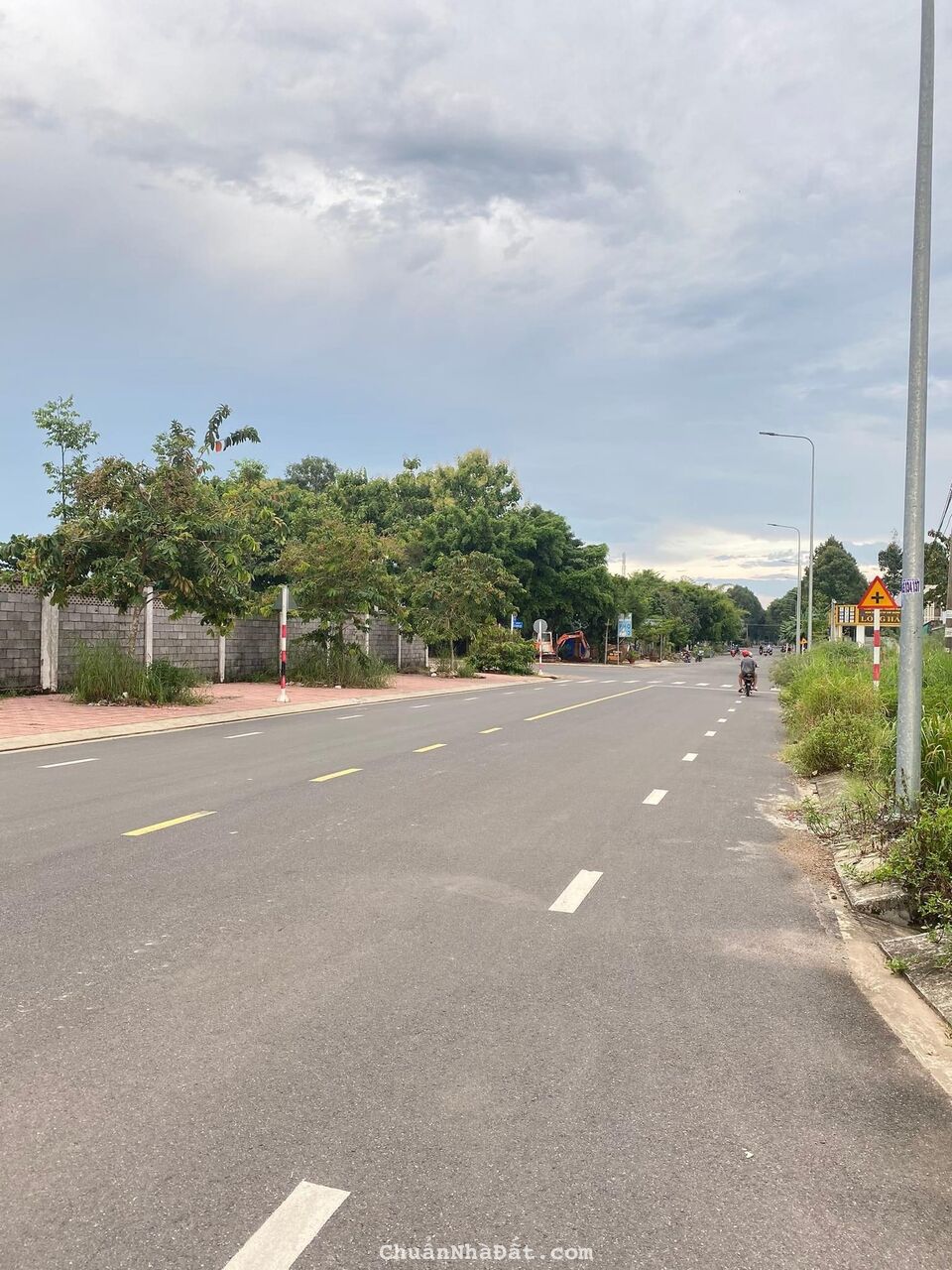 Cần bán lô đất full thổ cư ở TT Đồng Nai giá 950tr/250m2, mặt tiền nhựa 32m ngay QL20. Sổ hồng sẵn Cần bán lô đất full thổ cư ở TT Đồng Nai giá 950tr/250m2, mặt tiền nhựa 32m ngay QL20. Sổ hồng sẵn