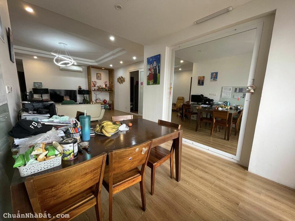 Bán căn hộ Chung cư tòa 29T2 Hoàng Đạo Thúy Cầu Giấy, lô góc đắc địa 152m2, giá 8.9 tỷ.