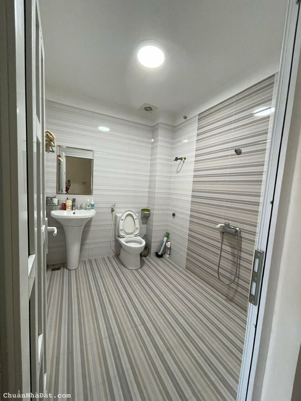 Bán nhà 90m2 xây 4 tầng cao cấp giáp đường 30m Văn Cao giá 6,5 tỷ