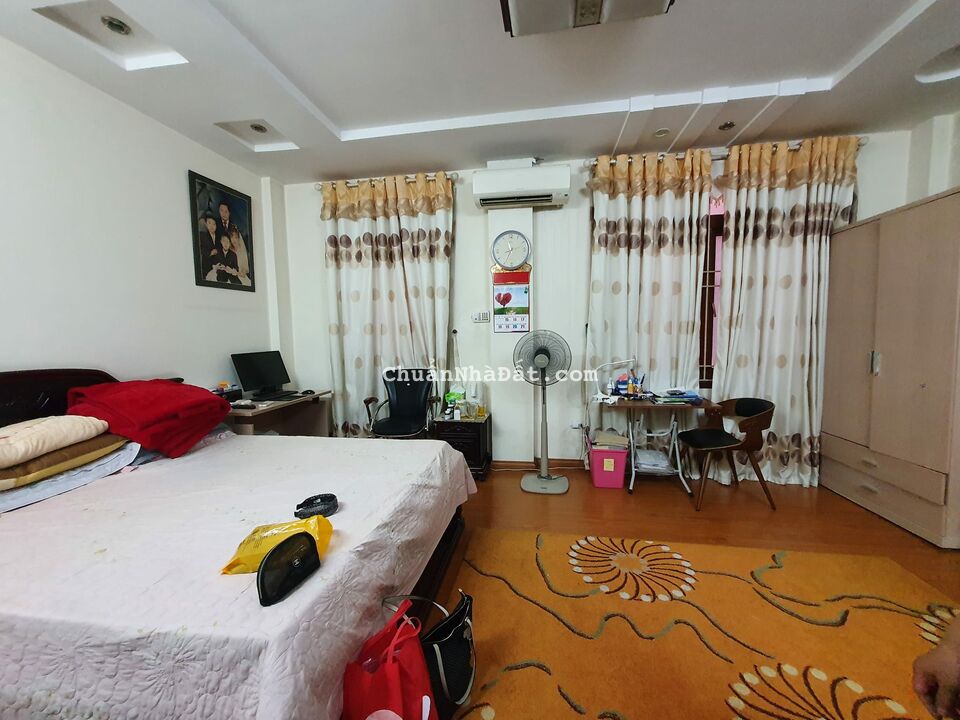 Bán nhà mặt phố Đại La DT 20mx5T lô góc mới mặt tiền rộng , vỉa hè đá bóng giá 9,8 tỷ