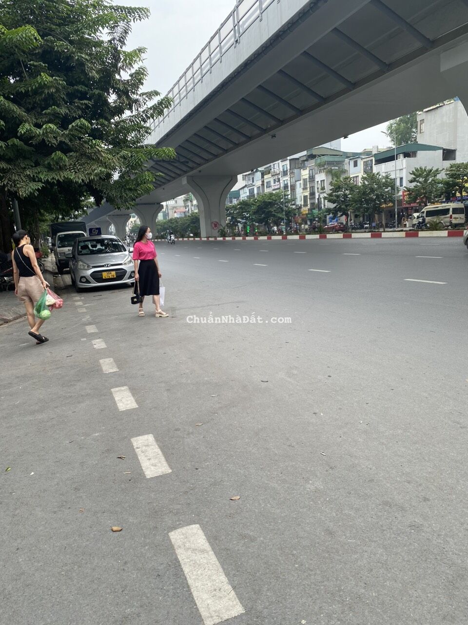 Bán nhà mặt phố Đại La DT 20mx5T lô góc mới mặt tiền rộng , vỉa hè đá bóng giá 9,8 tỷ