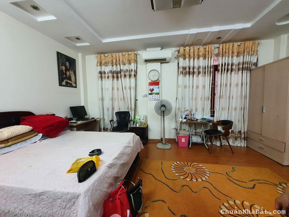 Bán nhà mặt phố Đại La DT 20mx5T lô góc mới mặt tiền rộng , vỉa hè đá bóng giá 9,8 tỷ