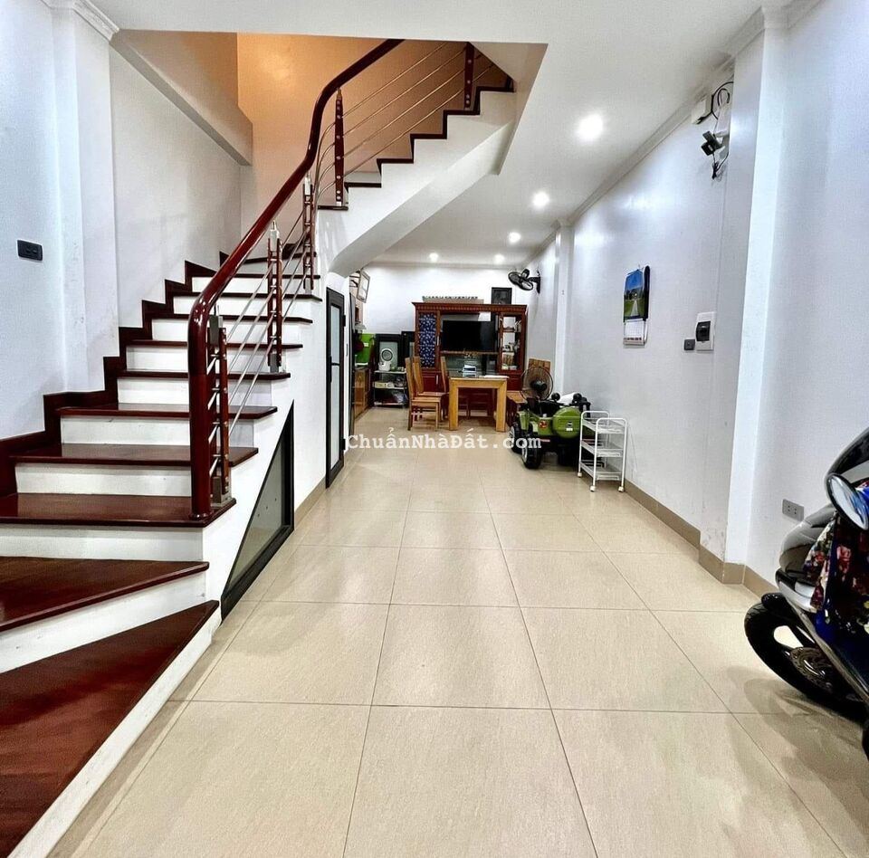 Bán nhà Xuân Thủy, ngõ rộng, thoáng, 40m2 x 4 tầng, giá 4.3 tỷ