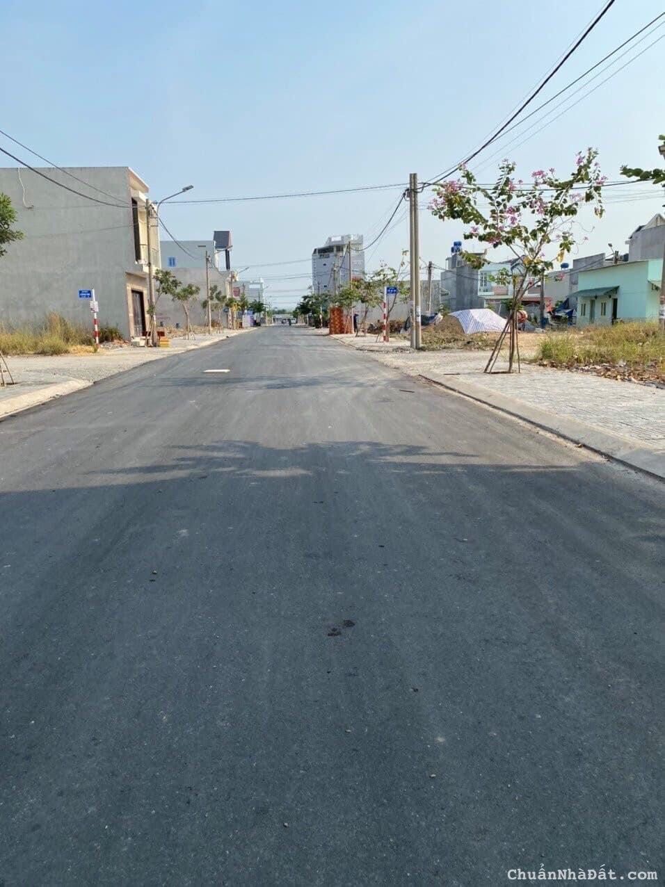 Đất mặt tiền đường nhựa 13m. Shr. Đối diện chợ. Giá 1,5 tỷ/lô. 90m.