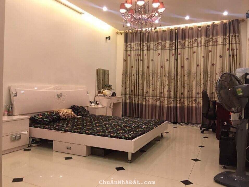 Bán nhà Nguyễn Khánh Toàn 60m2, ô tô vào nhà, ô chờ thang máy, về ở luôn, giá 10 tỷ