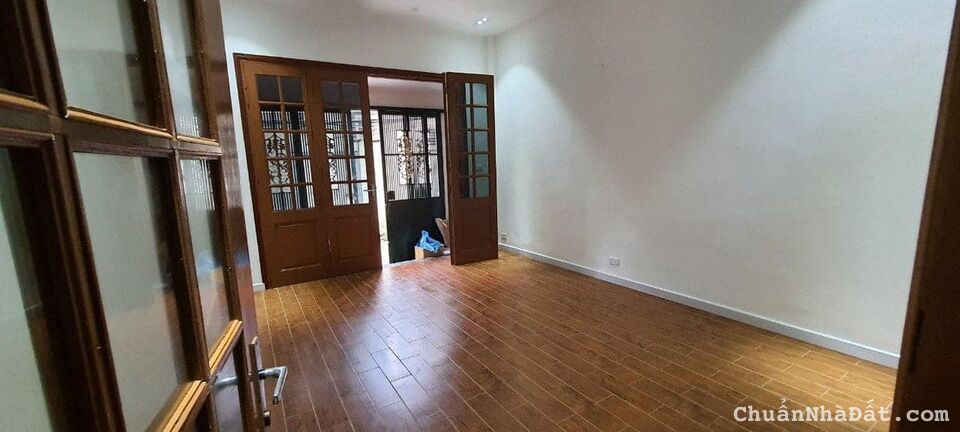 Bán nhà lô góc Đội Cấn, 50m2, 3 mặt thoáng, ngõ 3m, ô tô cách nhà 60m, giá 6.4 tỷ