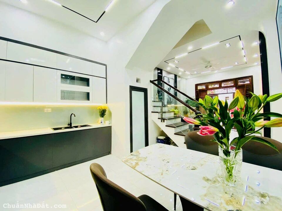 Gấp bán 70m2 x 4 tầng 2thoáng sáng vỉa hè ở luôn Ngô Quyền 6 tỷ hơn   