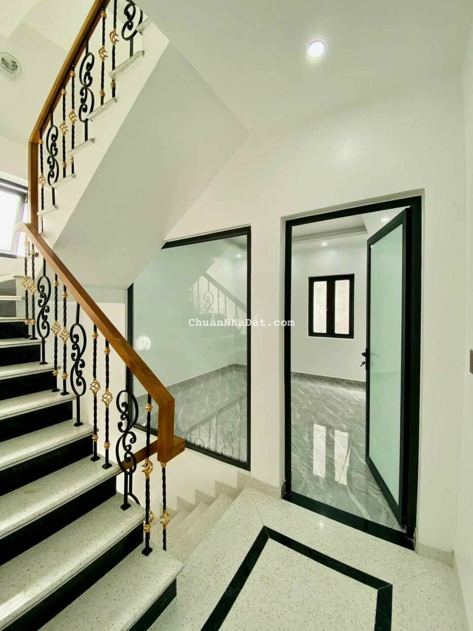 ĐẬP HỘP NHÀ HÀ NỘI 40M2 SANG - XỊN - MỊN CHO CÁC BÁC, HƠN 2TỶ, NGÂN HÀNG CHO VAY 60%