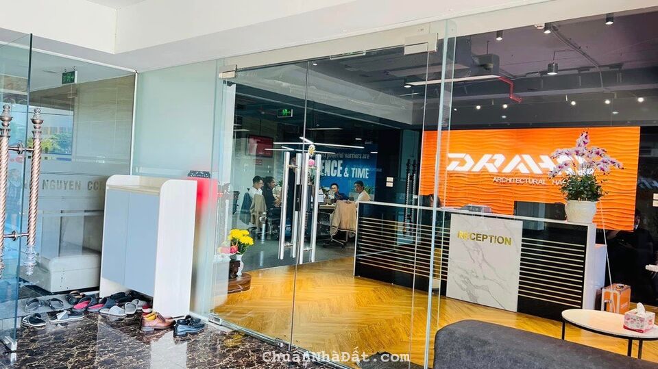 Toà nhà 18 tầng với tầng hầm để xe và 2 thang máy. Từ tầng 1 tới tầng 3 là tổ hợp thương mại, 