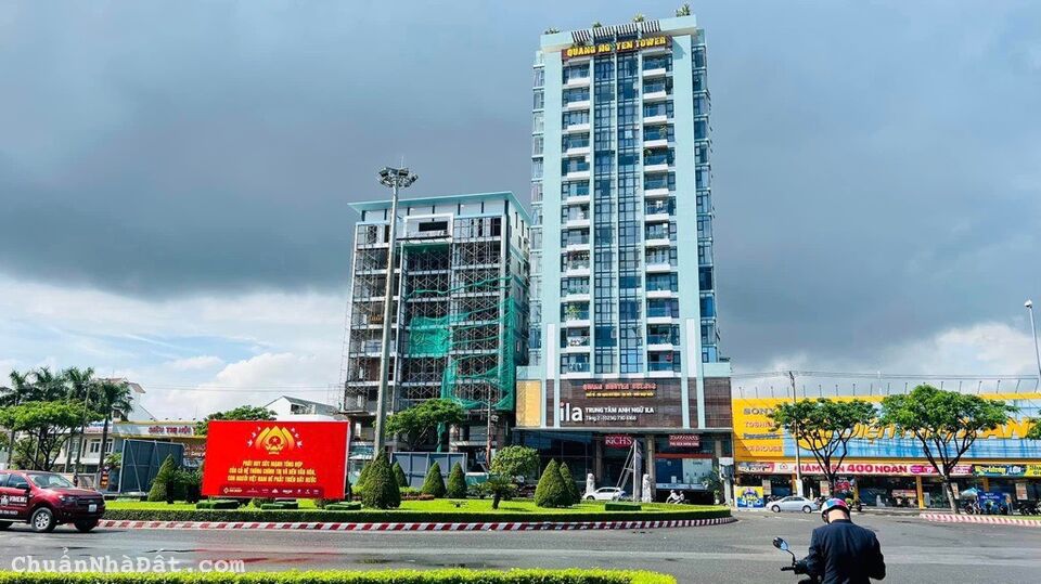 Toà nhà 18 tầng với tầng hầm để xe và 2 thang máy. Từ tầng 1 tới tầng 3 là tổ hợp thương mại, 