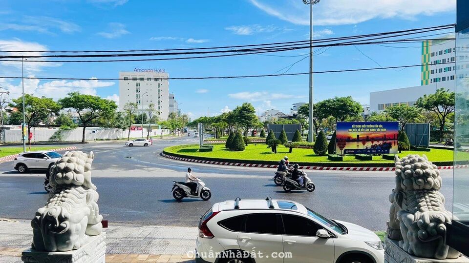 Toà nhà 18 tầng với tầng hầm để xe và 2 thang máy. Từ tầng 1 tới tầng 3 là tổ hợp thương mại, 