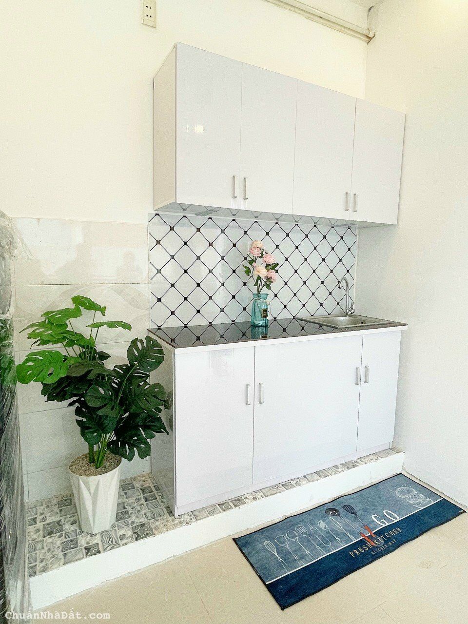 Cho Thuê nhà đường Lê Thánh Tôn, Quận 1, trệt 2 lầu sân thượng, 1500$ 